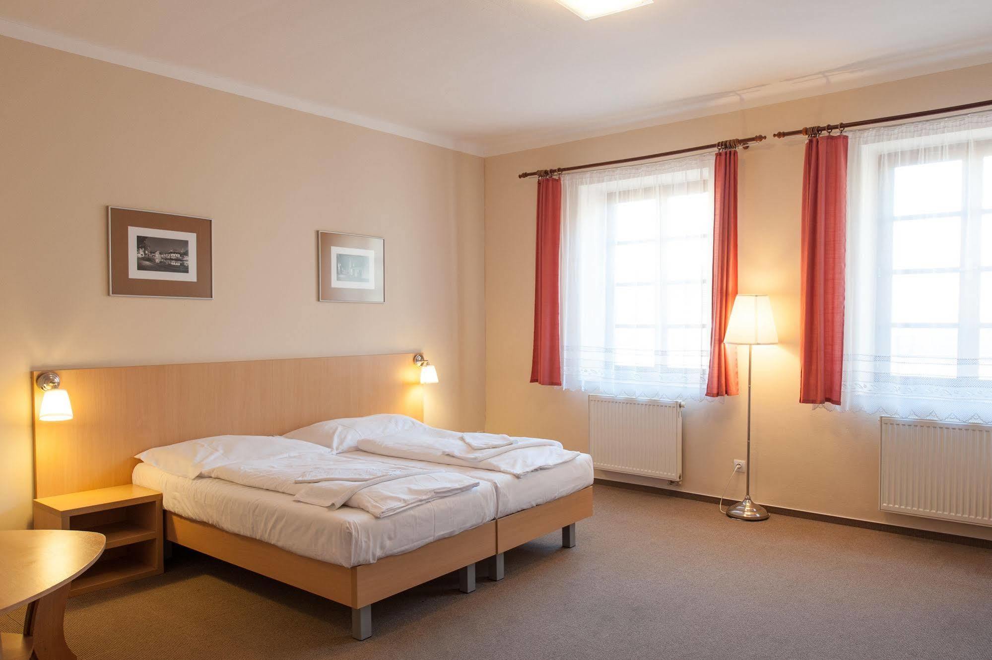 Hotel V Centru Чеське Будєйовіце Екстер'єр фото