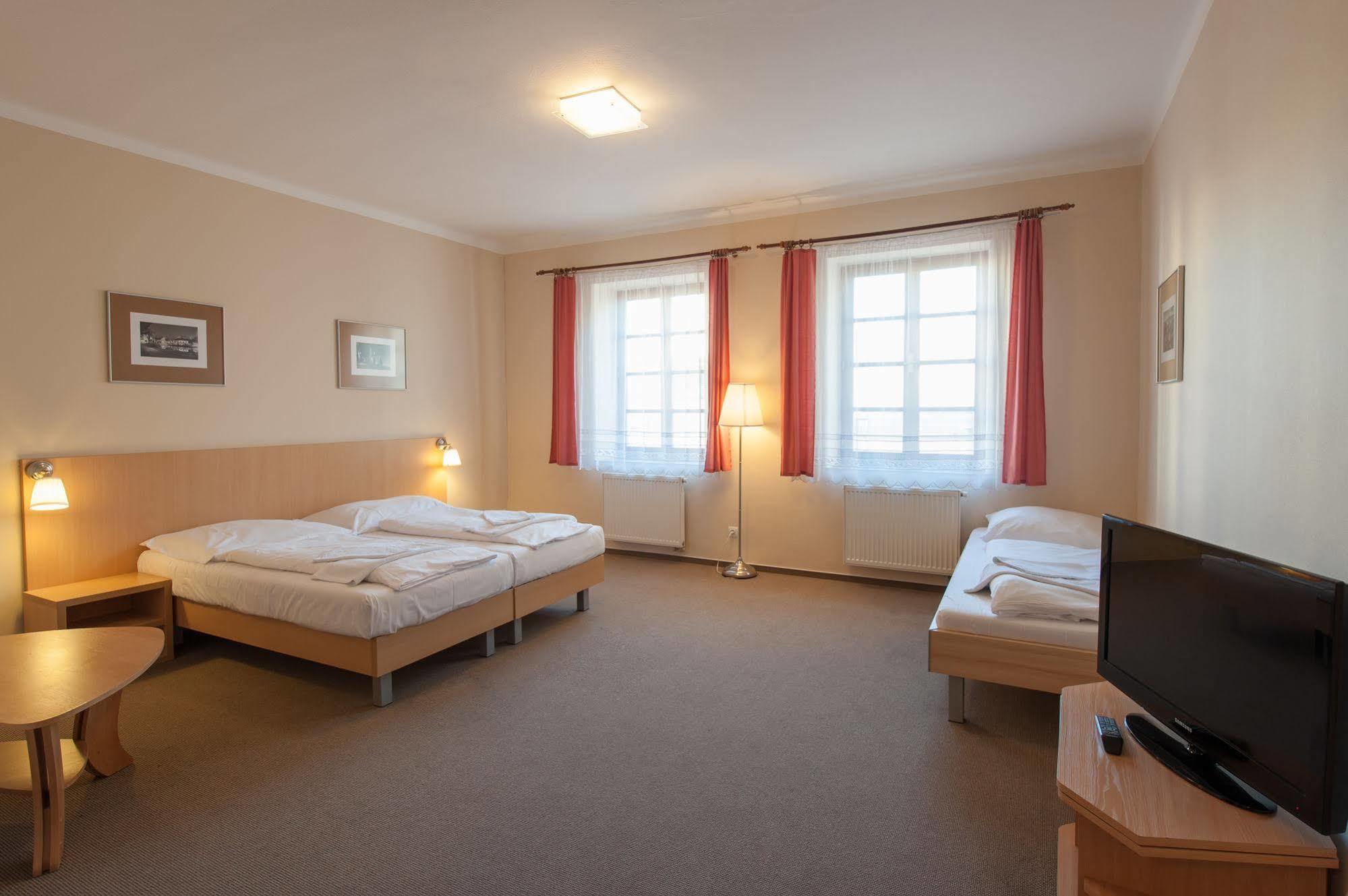 Hotel V Centru Чеське Будєйовіце Екстер'єр фото